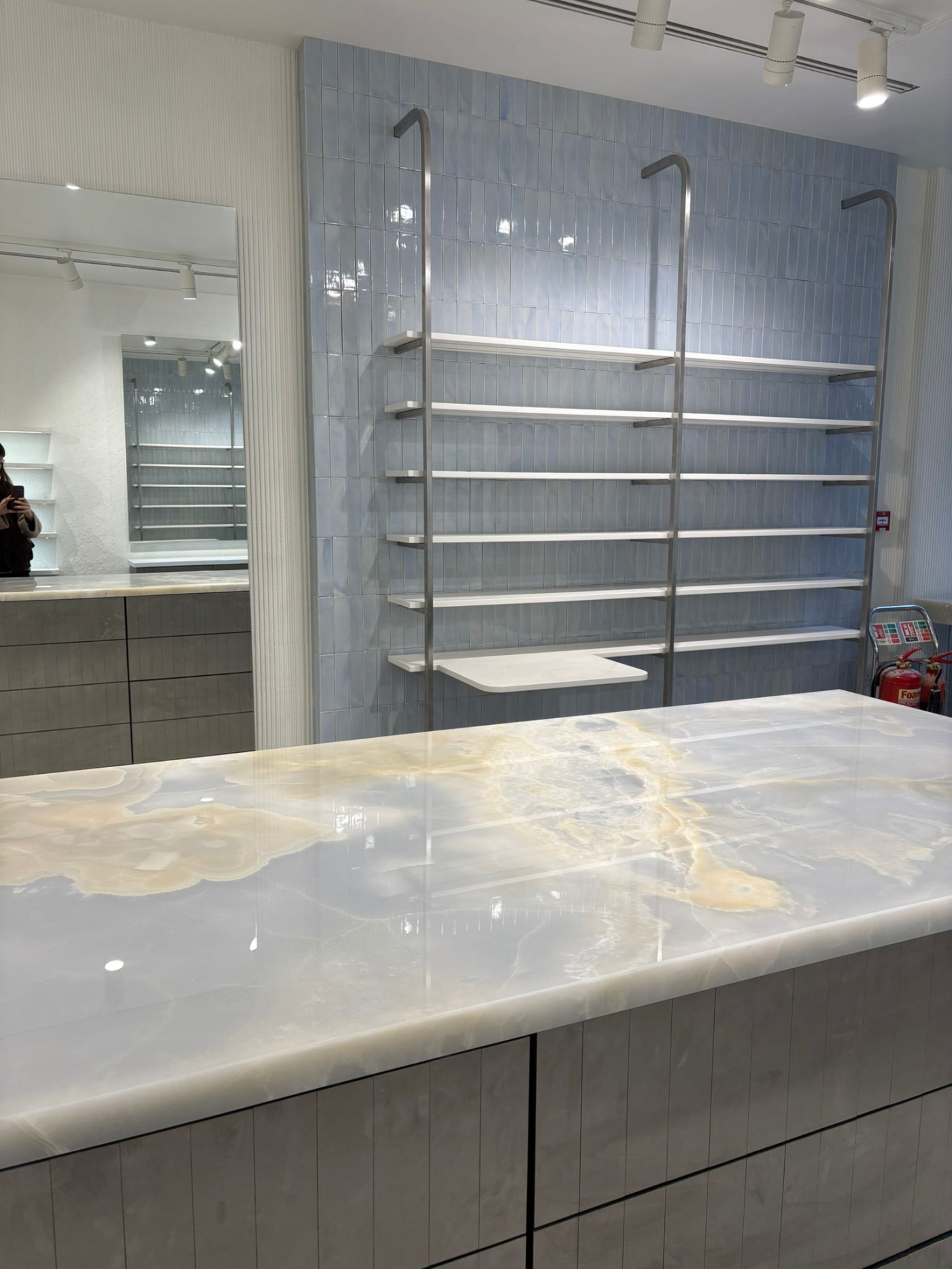 Composite Quartz Onyx Azur pour un aménagement d'une prestigieuse boutique