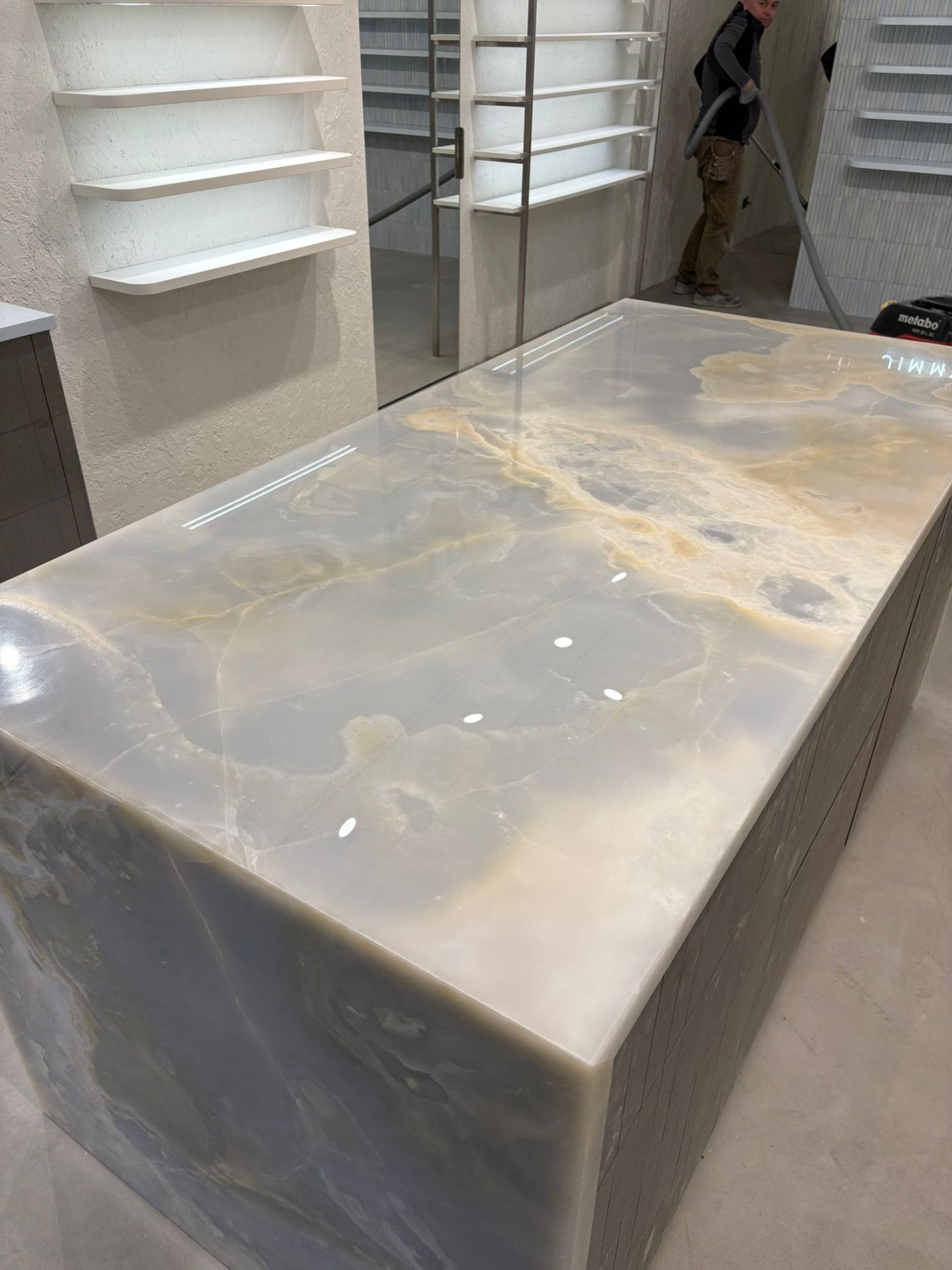 Composite Quartz L'Onyx Azur : Une Signature d'Excellence pour un Îlot de Boutique de Luxe

Sublimez votre boutique avec un îlot en onyx azur, une pierre précieuse d'une beauté envoûtante. Ses nuances célestes de bleu et ses veines translucides captent la lumière, créant un effet visuel spectaculaire et raffiné. Véritable œuvre d'art naturelle, l'onyx azur confère une atmosphère sophistiquée et prestigieuse à votre espace. Alliant élégance et praticité, cette pierre d'exception est également durable et facile d'entretien. Confiez votre projet à notre marbrerie d'exception pour un aménagement sur-mesure à la hauteur de votre image.