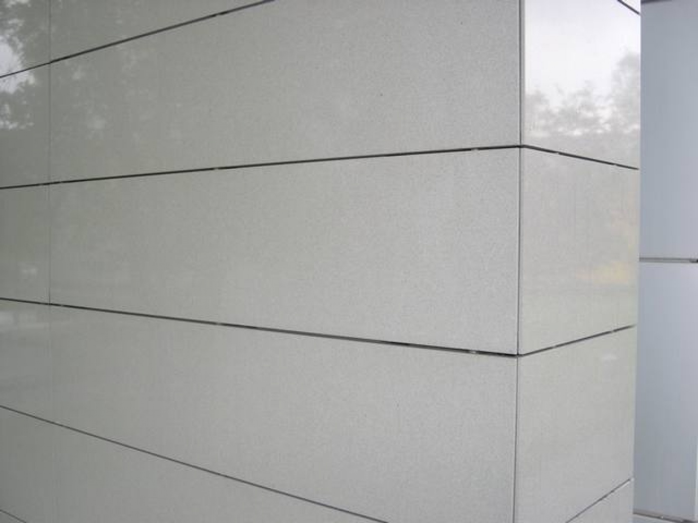 Semi-précieux Façade en Quartz Gris Serena pose agraphée.
Livraison à Geneve
