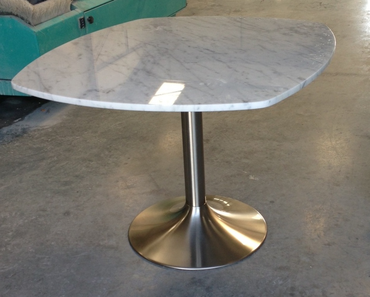 Quartz Composite White Carrara Marble Table on a brushed aluminium support Approsine Bristot 56