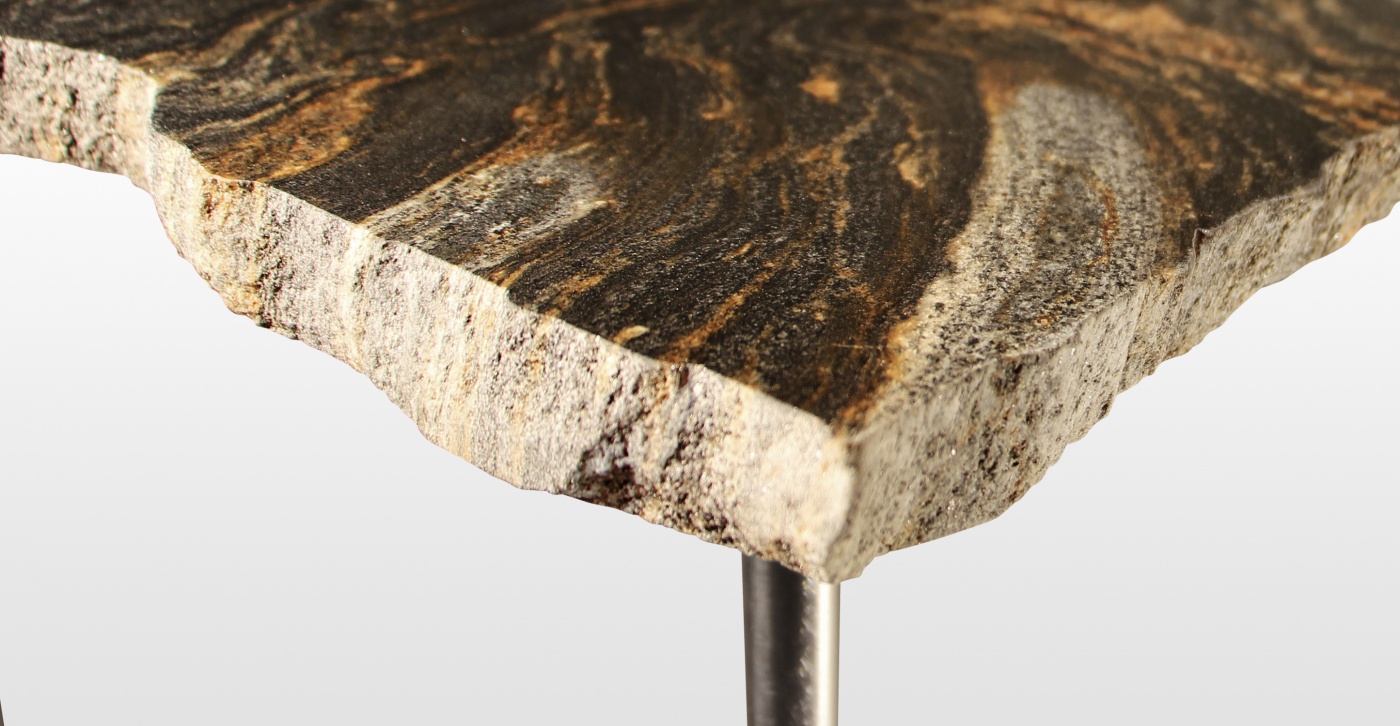 Céramique Edna: table basse en granit magma finition brute