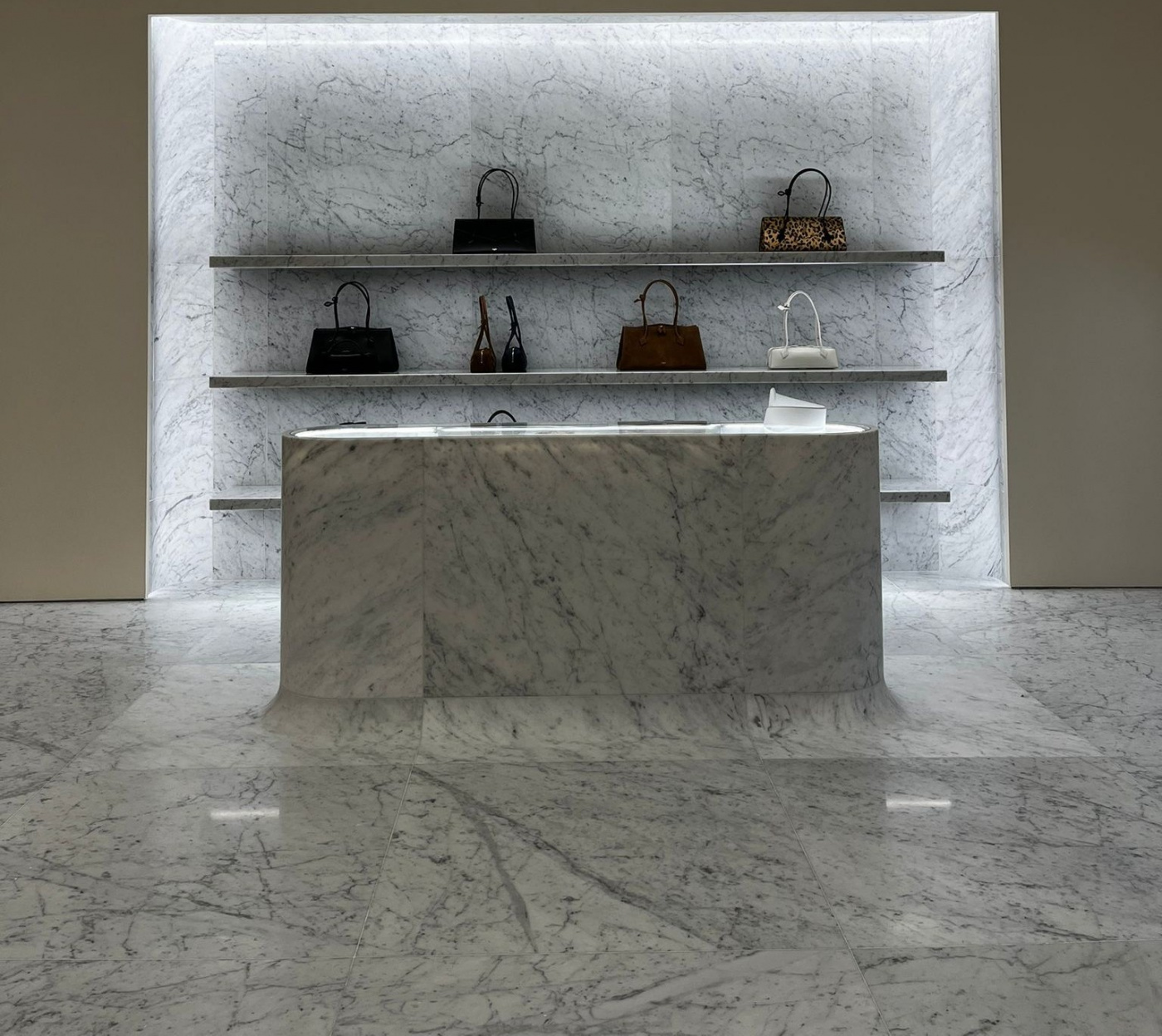 Composite Quartz Revetement et mobilier massif taillé dans un bloc en marbre blanc carrare pour un boutique de luxe Alaia à Las Vegas USA