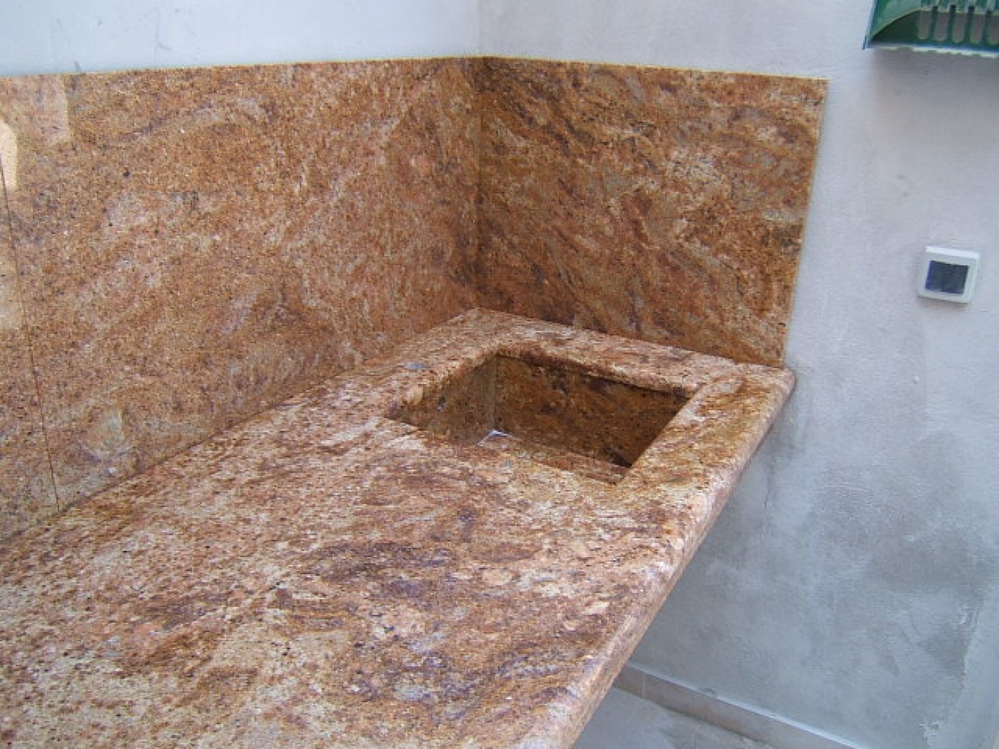 Granite Plan de travail pour cuisine d'été, crédences et évier en Granit Madura Gold. 
Finition 1/2 rond
Chantier à Bandol (83)