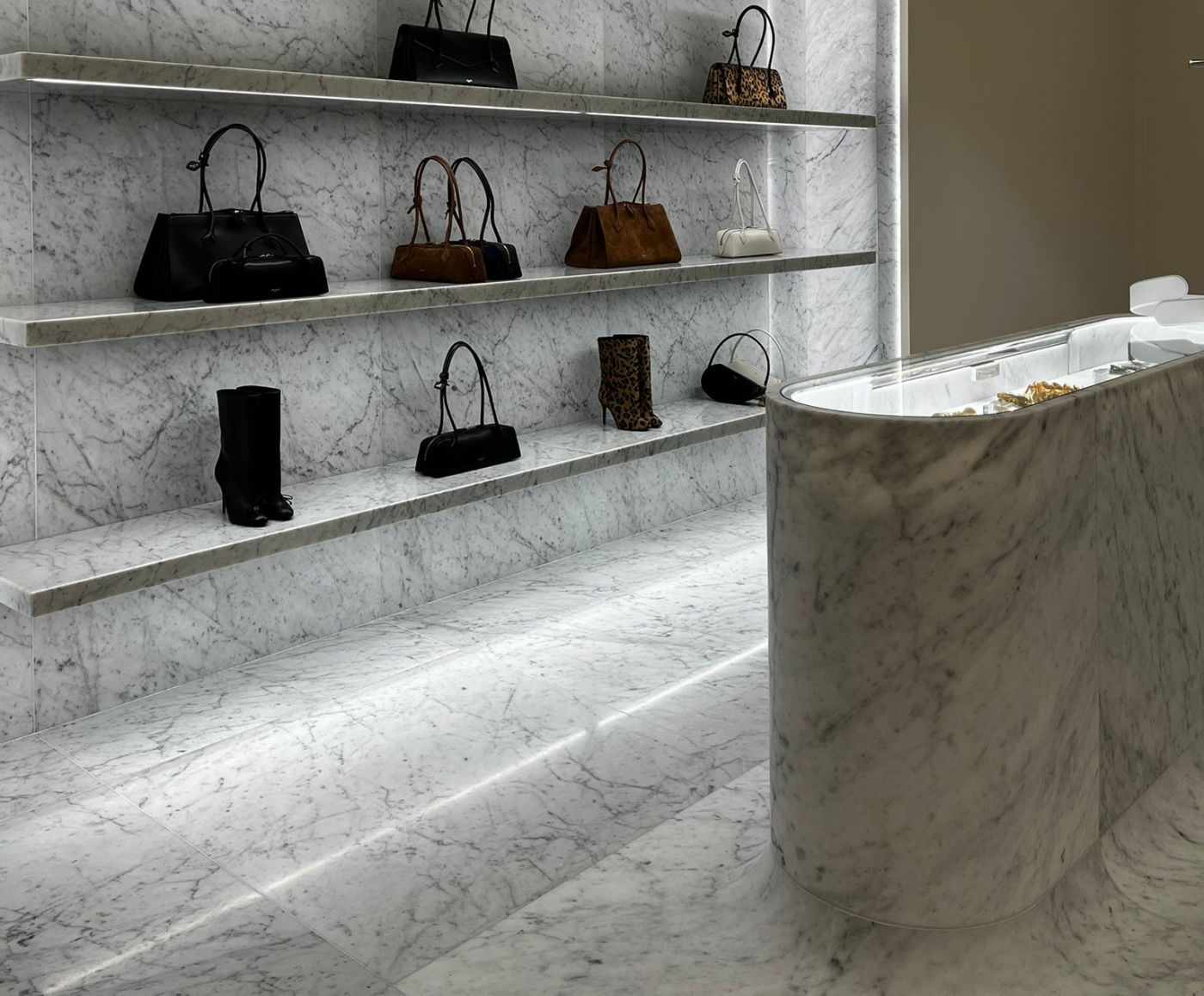Composite Quartz Revêtement et mobilier massif en marbre blanc carrare pour boutique de luxe Alaia Las Vegas