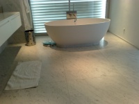 Sols de salle de bains en Blanc Carrare C adouci avec baignoire design Boffi