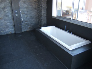 Salle de bains en Ardoise noire 60x60
Receveur de douche, plan vasque et habillage de baignoire sur mesure. Installation à marseille