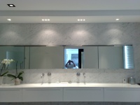 Salle de bains de prestige en marbre Blanc Carrare C adouci.