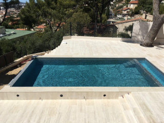 Terrasses de piscine en travertin blanc italien Navonna