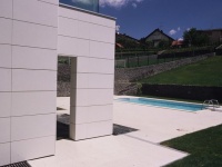 Fabrication de revetement de façade sur mesure en composite quartz Blanco Paloma