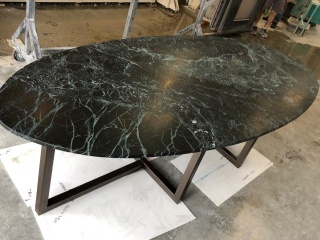 Table ovale en marbre vert italien pieds acier laqué peinture bronze