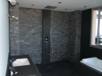 Salle de bains en Ardoise noire 60x60
Receveur de douche, plan vasque et habillage de baignoire sur mesure