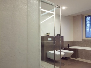 Cloison verre translucide pour salle de bains moderne