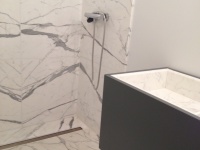 Salle de bains avec murs, bac à douche, et vasque Bianco Statuario Extra sur meuble Altamarea Must (design Willy Dalto).
Chantier à Montgenevre
