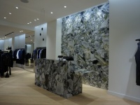 Habillage mur et meuble caisse pour Sandro Paris.
Boutique à Covent Garden Londres