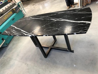table design forme biscuit en marbre noir mat 