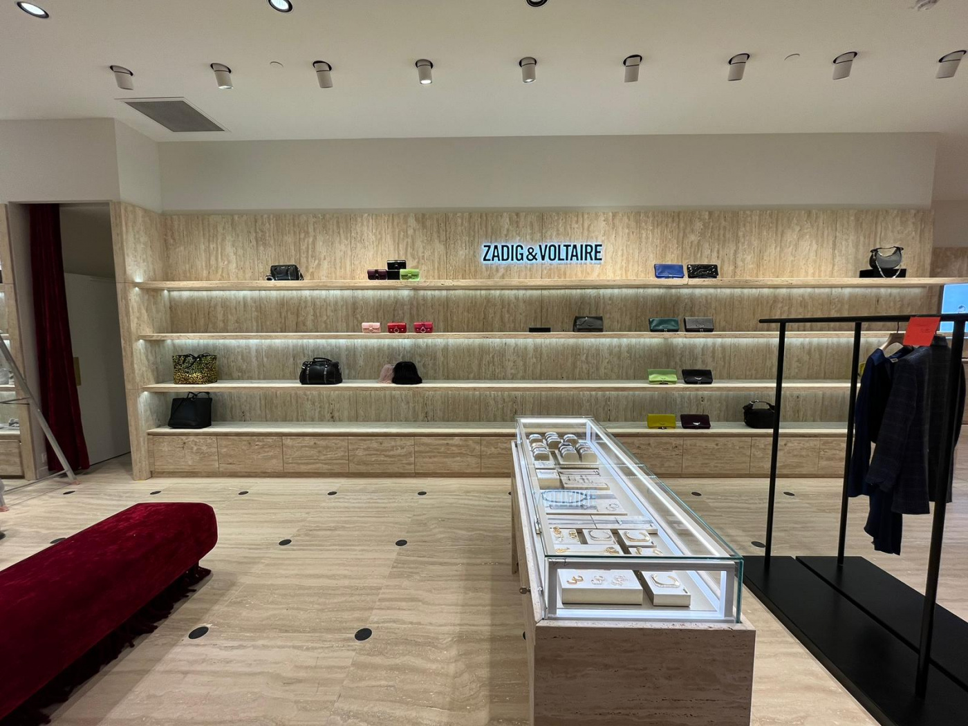 Semi-précieux Réalisation de magasin Zadig & Voltaire complet par notre atelier.
Sol avec cabochons ronds, habillage mural, mobilier et étagères avec éclairage intégré.