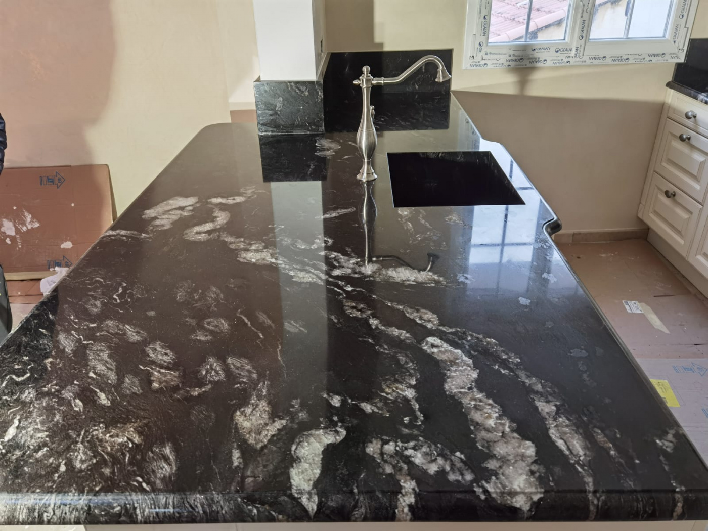 Composite Quartz plan de travail de cuisine et évier en granit noir titanium pose à carqueirane