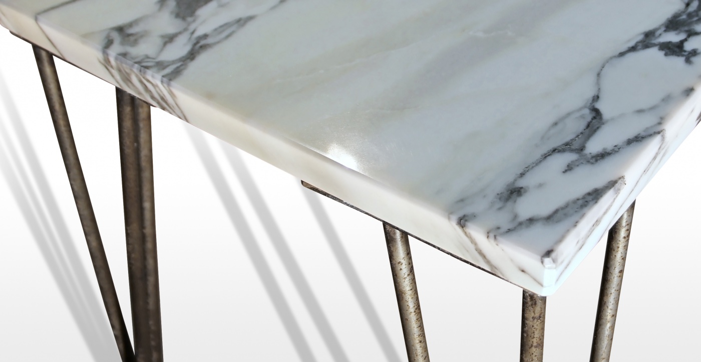 Marble Tablet basse en marbre blanc Arabescato sur pied tête d'épingle en acier oxydé et verni.