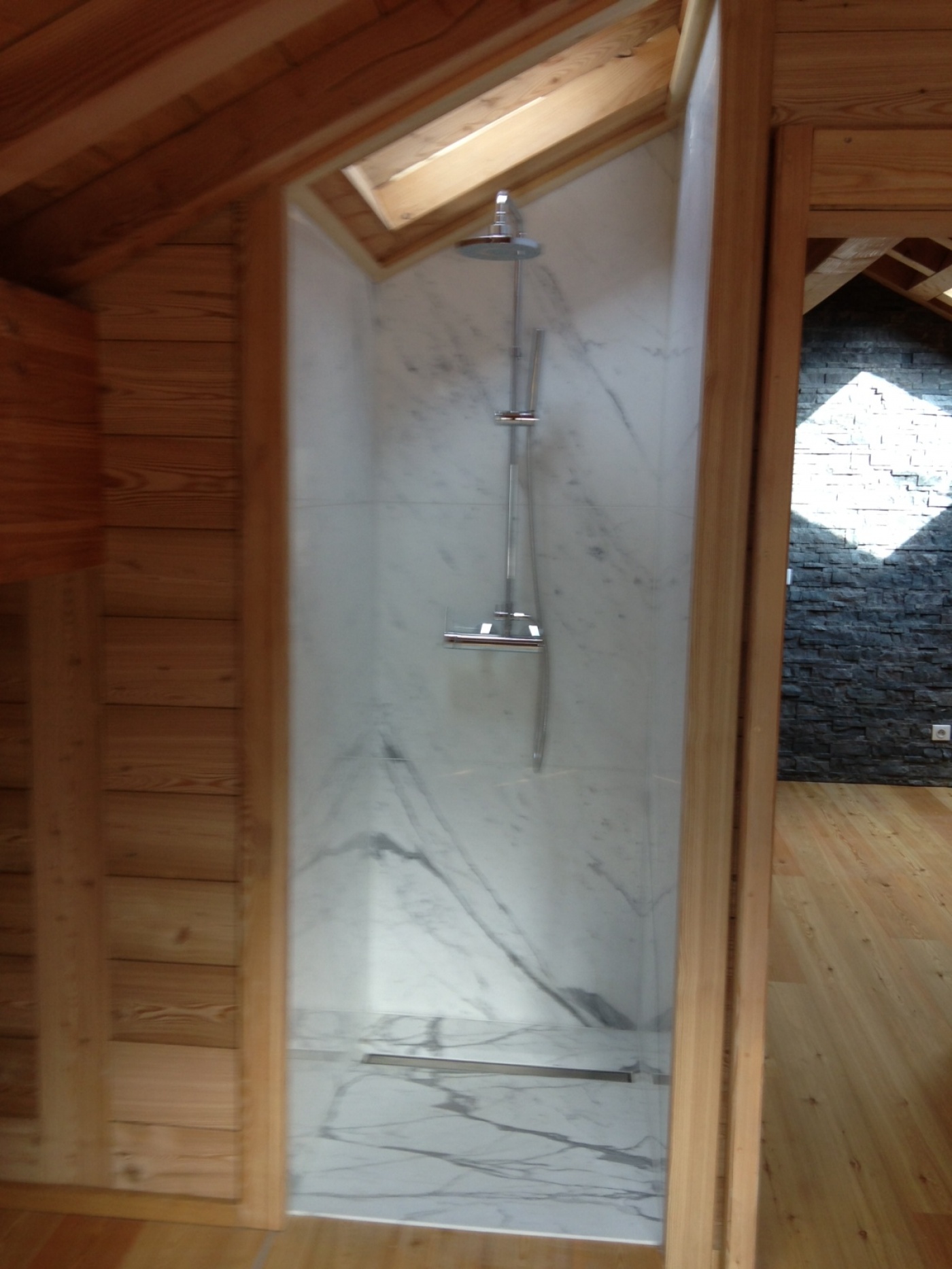 Granit Salle de bains avec murs, bac à douche, et vasque Bianco Statuario Extra.
Chantier à Montgenevre
