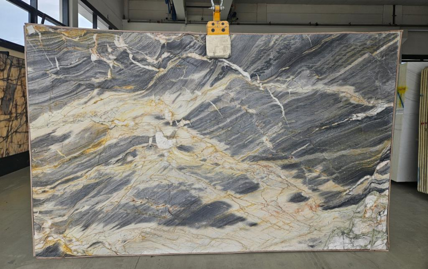 Granit La Quartzite Colorado : Une Œuvre d’Art à l’État Brut
Admirez la puissance de la nature à travers cette magnifique tranche de Quartzite Colorado, tout juste arrivée dans les ateliers de la Marbrerie de la Crau.

Chaque bloc extrait de la carrière est une pièce unique. Comme vous pouvez le voir sur cette tranche, la Quartzite Colorado se distingue par son "mouvement" : des veines fluides qui rappellent les paysages montagneux, oscillant entre le blanc pur, le gris perle et parfois des touches de crème.

Pourquoi choisir cette tranche pour votre projet ?
Un design exclusif : En choisissant votre tranche directement à la marbrerie, vous sélectionnez le dessin exact qui ornera votre cuisine ou votre salon.

Dimensions généreuses : La taille de nos tranches permet de réaliser de grands îlots centraux sans joints visibles, pour un effet "waouh" garanti.

Noblesse et Robustesse : Ce n'est pas seulement une belle image, c'est l'un des matériaux les plus denses au monde, prêt à affronter l'épreuve du temps.

Venez découvrir l'éclat réel de cette pierre dans notre showroom à La Crau. Rien ne remplace l'émotion de toucher la matière et de voir ses reflets à la lumière naturelle.