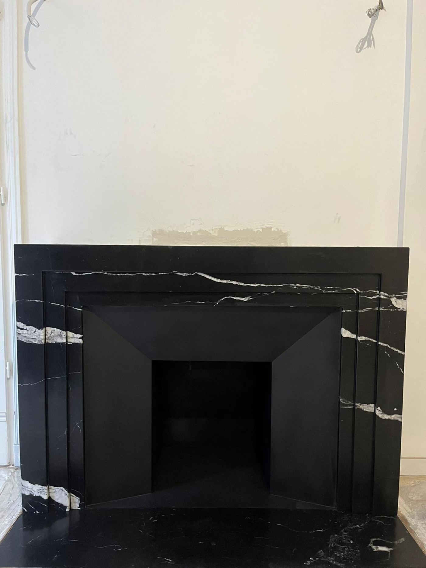 Mobilier Cheminée comptemporaine en marbre noir veiné blanc mat, Nero Marquina