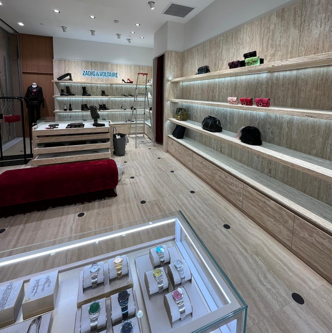 Marble Agencement des boutiques Zadig & Voltaire aux Gallerie Lafayette boulevard Haussmann à Paris avec revêtement mural et mobilier travertin.