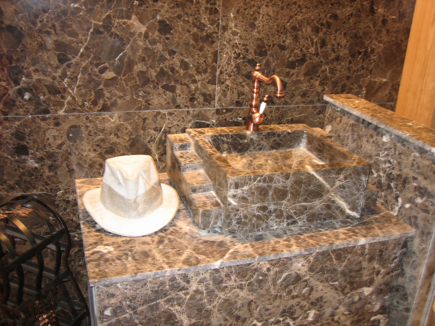 Pierre calcaire Agencement de salle de bains en marbre marron Emperador. Fabrication de vasque massive sur mesure. Vente de robinetterie en laiton.
