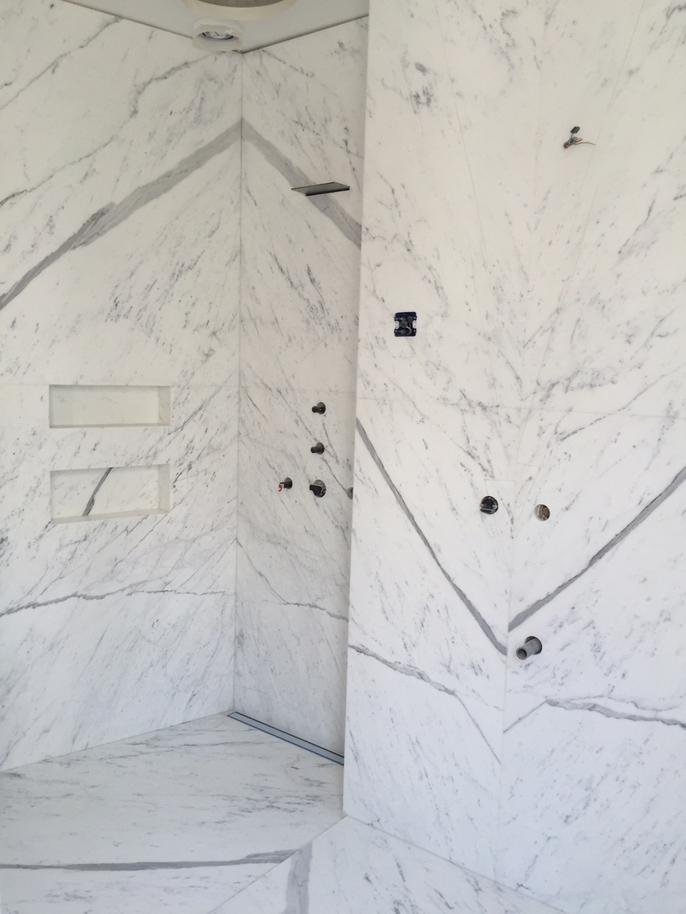 Marbre Fabrication et pose d'une salle de bains en marbre blanc statuaire qualité extra à Paris