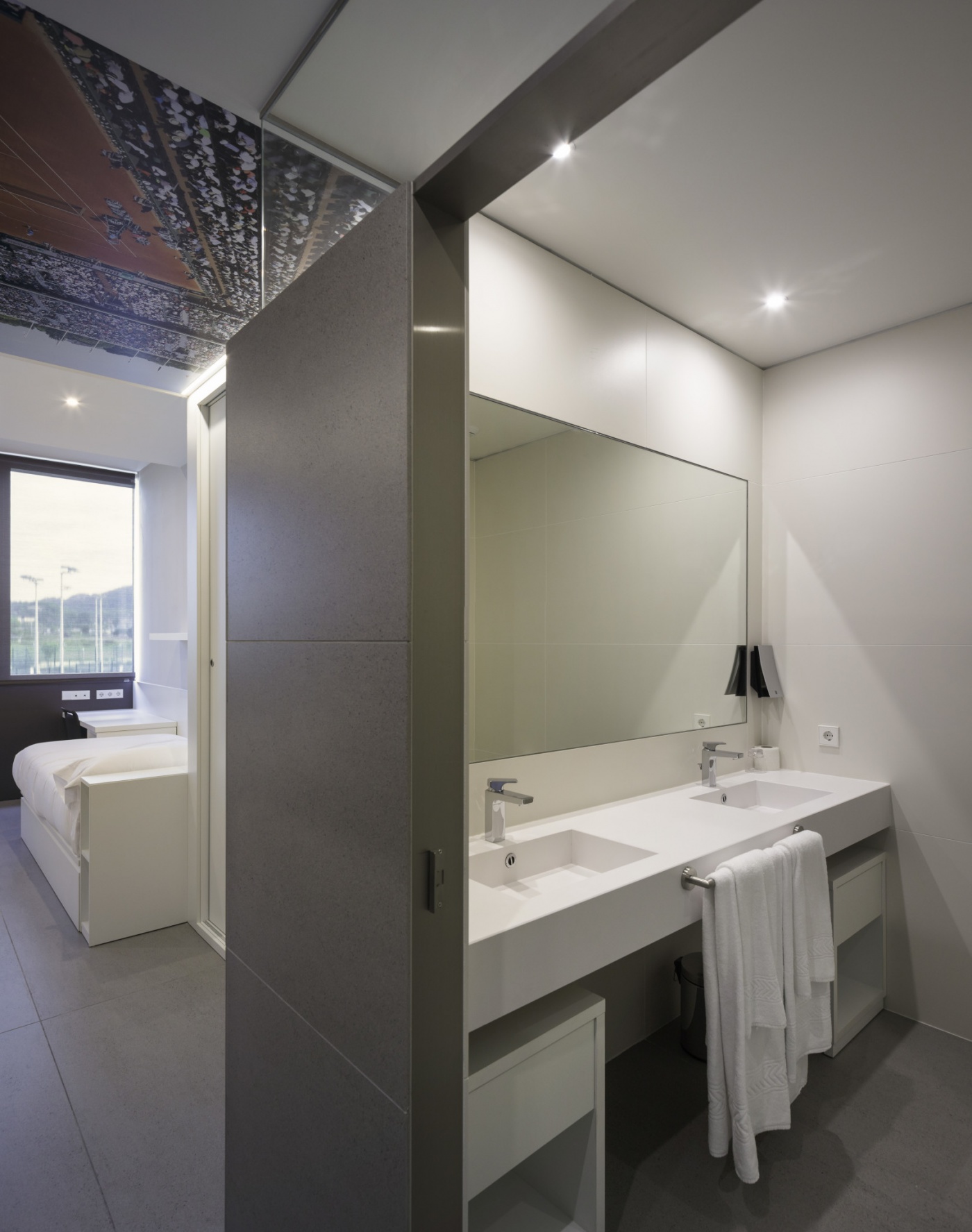 Granite Silestone Blanco Extreme Plan vasque dans une chambre d'hôtel